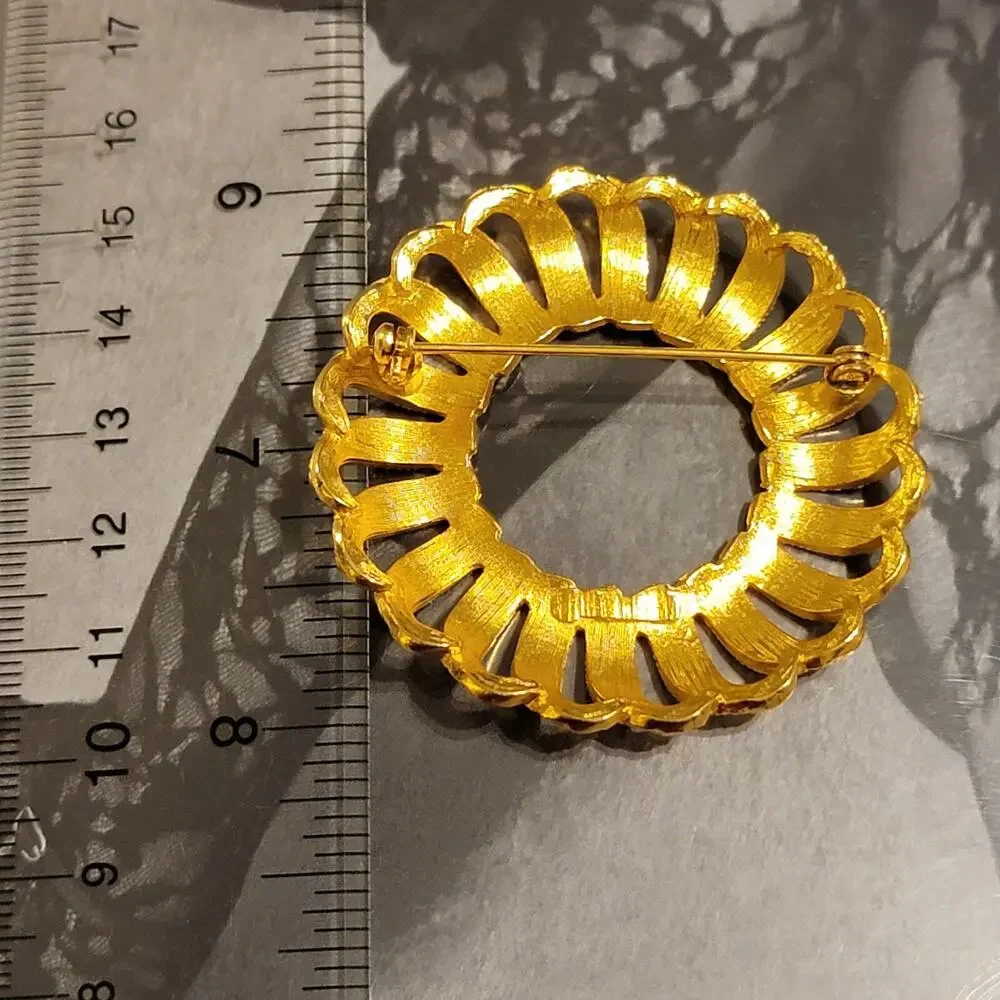 Vintage Large Shiny Gold Ornate‎ Ribbon Wreath Brooch Pin, 2